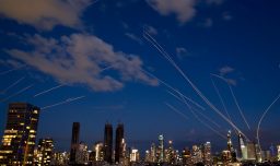 Emiratos intercepta 205 misiles y 1229 drones en una semana de ataques iraníes