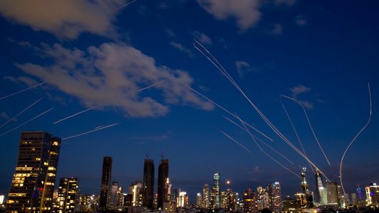 Emiratos intercepta 205 misiles y 1229 drones en una semana de ataques iraníes; Teherán anuncia cese de ofensivas contra países vecinos