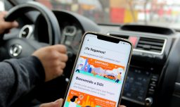 Mujeres al volante: Solo el 9% de las conductoras en apps de movilidad en Chile, pero lideran como pasajeras