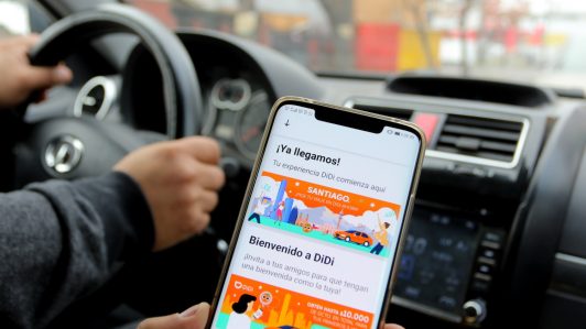 Mujeres al volante: Solo el 9% de las conductoras en apps de movilidad en Chile, pero lideran como pasajeras
