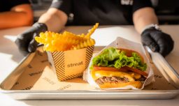 Expansión en el mercado gastronómico: Cadena de hamburguesas concreta apertura número 23 y proyecta desembarco en regiones