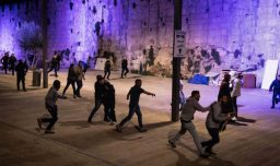 Policía israelí agrede a periodistas en Jerusalén y fractura muñeca de productora de CNN