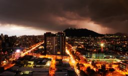 Posibles tormentas eléctricas en Santiago: El calor da paso a un domingo inestable en la Región Metropolitana