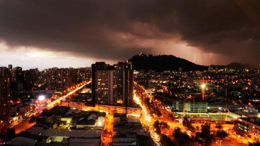 Posibles tormentas eléctricas en Santiago: El calor da paso a un domingo inestable en la Región Metropolitana