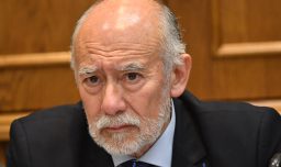 Senador Flores acusa a ministra Steiner de "descabezar la PDI" tras salida de subdirectora de Inteligencia