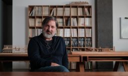 Smiljan Radić es reconocido con el premio Pritzker 2026, conocido como el "Nobel de la arquitectura"