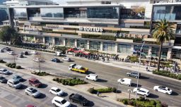 Sujetos con overoles azules efectúan millonario robo en popular tienda deportiva del Mall Plaza Egaña