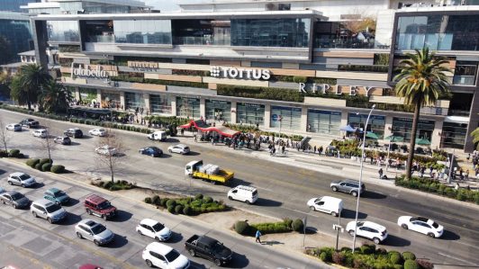 Sujetos con overoles azules efectúan millonario robo en popular tienda deportiva del Mall Plaza Egaña