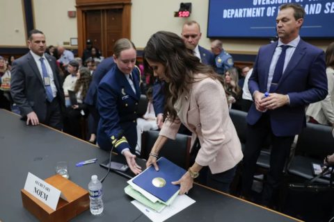 La secretaria de Seguridad Nacional, Kristi Noem, testifica ante el Comité Judicial de la Cámara de Representantes el miércoles. 