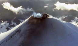 Volcán Villarrica registra aumento de actividad: Lago de lava resurge tras un año de calma