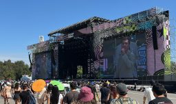 Gepe encantó en la primera jornada de Lollapalooza 2026: frutas, té y una sorpresa con Cancamusa en el Cenco Malls Stage