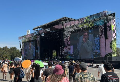 Gepe encantó en la primera jornada de Lollapalooza 2026: frutas, té y una sorpresa con Cancamusa en el Cenco Malls Stage