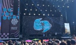 Candelabro encendió el Cenco Malls Stage con art rock y desplegó mensajes políticos en Lollapalooza 2026