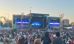 KATSEYE conquistó el Banco de Chile Stage: pop global, ovación masiva y el orgullo latino de Daniela en Lollapalooza 2026