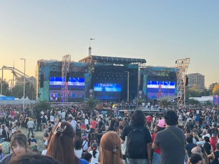 KATSEYE conquistó el Banco de Chile Stage: pop global, ovación masiva y el orgullo latino de Daniela en Lollapalooza 2026