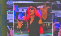 Intérprete de señas de Addison Rae sale con su icónica peluca rosa de Headphones On