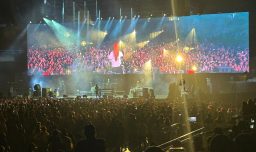 Akriila brilló en el Perry's Stage con banda completa, la sorpresiva visita de Princesa Alba y un gesto de autenticidad musical