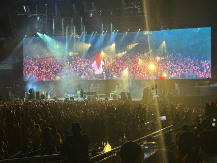 Akriila brilló en el Perry's Stage con banda completa, la sorpresiva visita de Princesa Alba y un gesto de autenticidad musical