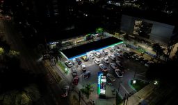 Se registran largas filas en bencineras tras anuncio del gobierno de alza histórica de los combustibles