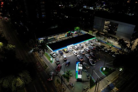 Se registran largas filas en bencineras tras anuncio del gobierno de alza histórica de los combustibles