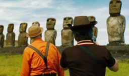 Rodada en Rapa Nui y relacionada con el Golpe de Estado: Estrenan tráiler de "Wild Horse Nine", la nueva película de Martin McDonagh