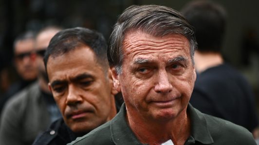 Brasil: Hospital informa que Jair Bolsonaro se mantiene en la UCI para tratar una "neumonía bacteriana bilateral"