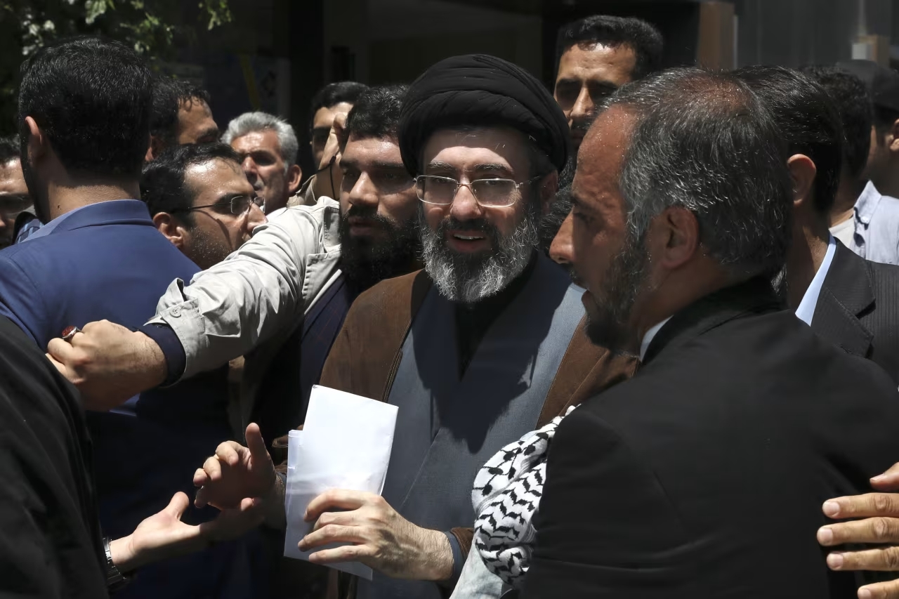 Mojtaba, hijo del líder supremo iraní, el ayatolá Ali Khamenei, en el centro, asiste a la manifestación anual del Día de Jerusalén, en Teherán, el 31 de mayo de 2019. Vahid Salemi/AP/Archivo