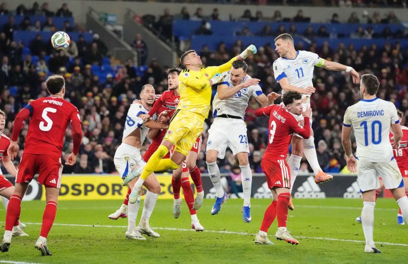 Dzeko gana de cabeza y aprovecha la mala salida del portero galés. Es el 1-1, que luego llevaría a los penales, donde los bosnios fueron mejores. Nick Potts/PA vía AP