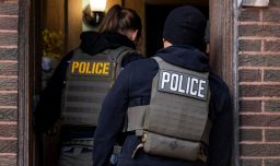 Una persona aparentemente armada impacta un vehículo contra una sinagoga en Estados Unidos