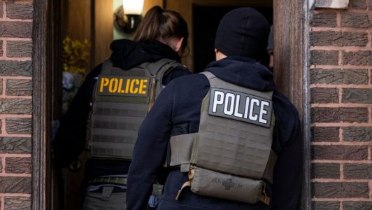 Una persona aparentemente armada impacta un vehículo contra una sinagoga en Estados Unidos