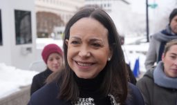 "Me muero por abrazarlos": El mensaje de María Corina Machado a sus compatriotas en su arribo a Chile