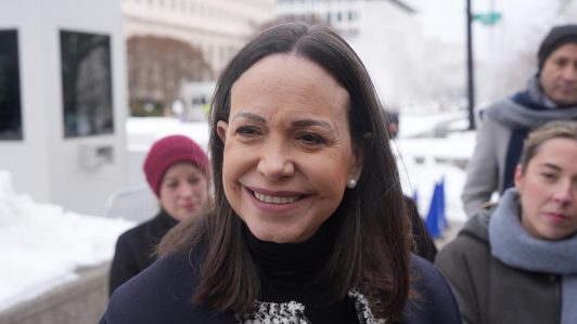 "Me muero por abrazarlos": El mensaje de María Corina Machado a sus compatriotas en su arribo a Chile