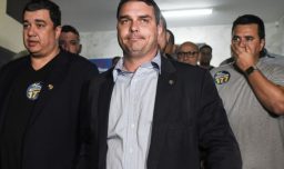 "No consigue convivir con quien piensa diferente": Hijo de Bolsonaro arremete contra Lula por no asistir a investidura de Kast