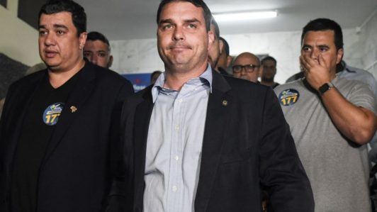 "No consigue convivir con quien piensa diferente": Hijo de Bolsonaro arremete contra Lula por no asistir a investidura de Kast