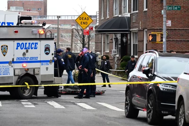 Agentes del FBI y la Policía de Nueva York acordonaron un área cerca de Gracie Mansion en el Upper East Side de Manhattan el domingo. Kyle Mazza/Anadolu/Getty Images