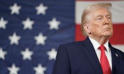 Trump dice que está "pensando" en tomar el control del estrecho de Ormuz