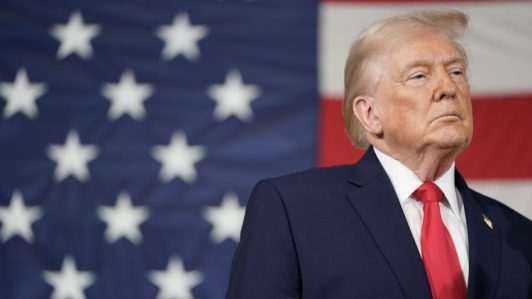 Trump dice que está "pensando" en tomar el control del estrecho de Ormuz