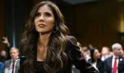 Trump destituye a Noem en medio de la frustración entre funcionarios de la Casa Blanca y legisladores republicanos