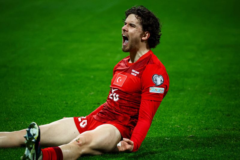 Kadioglu aprovechó un gran pase entre los defensores para marcar el único gol del partido entre Turquía y Rumania. Burak Basturk/Middle East Images/AFP vía Getty Images