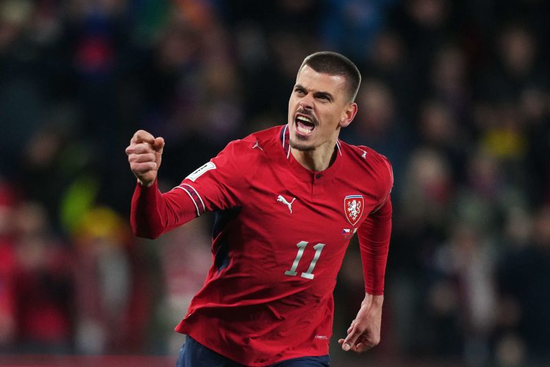 Jan Kliment celebra tras marcar el penal decisivo para que República Checa le gane a Irlanda. Gabriel Kuchta/Getty Images