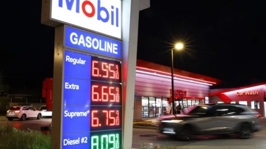 El precio de la gasolina en Estados Unidos alcanzó los US$ 4 por galón, el valor más alto desde 2022