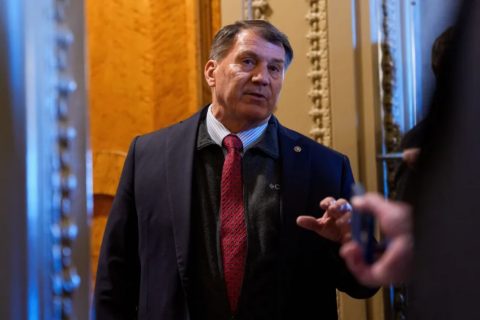 El senador Mike Rounds, de Dakota del Sur, frente a la Cámara del Senado del Capitolio de Estados Unidos el 30 de enero.