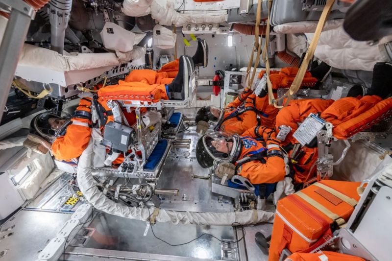 La tripulación de Artemis II se encuentra dentro de una maqueta de la cápsula Orion, en el Centro Espacial Johnson de la NASA en Houston. Mark Sowa/NASA