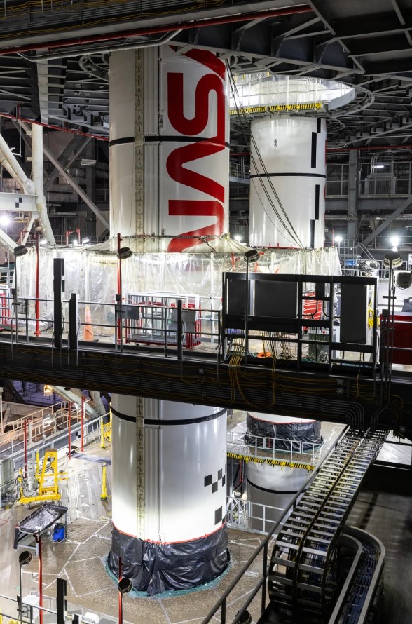 Los propulsores del Artemis II se observan durante el proceso de ensamblaje. Frank Michaux/NASA