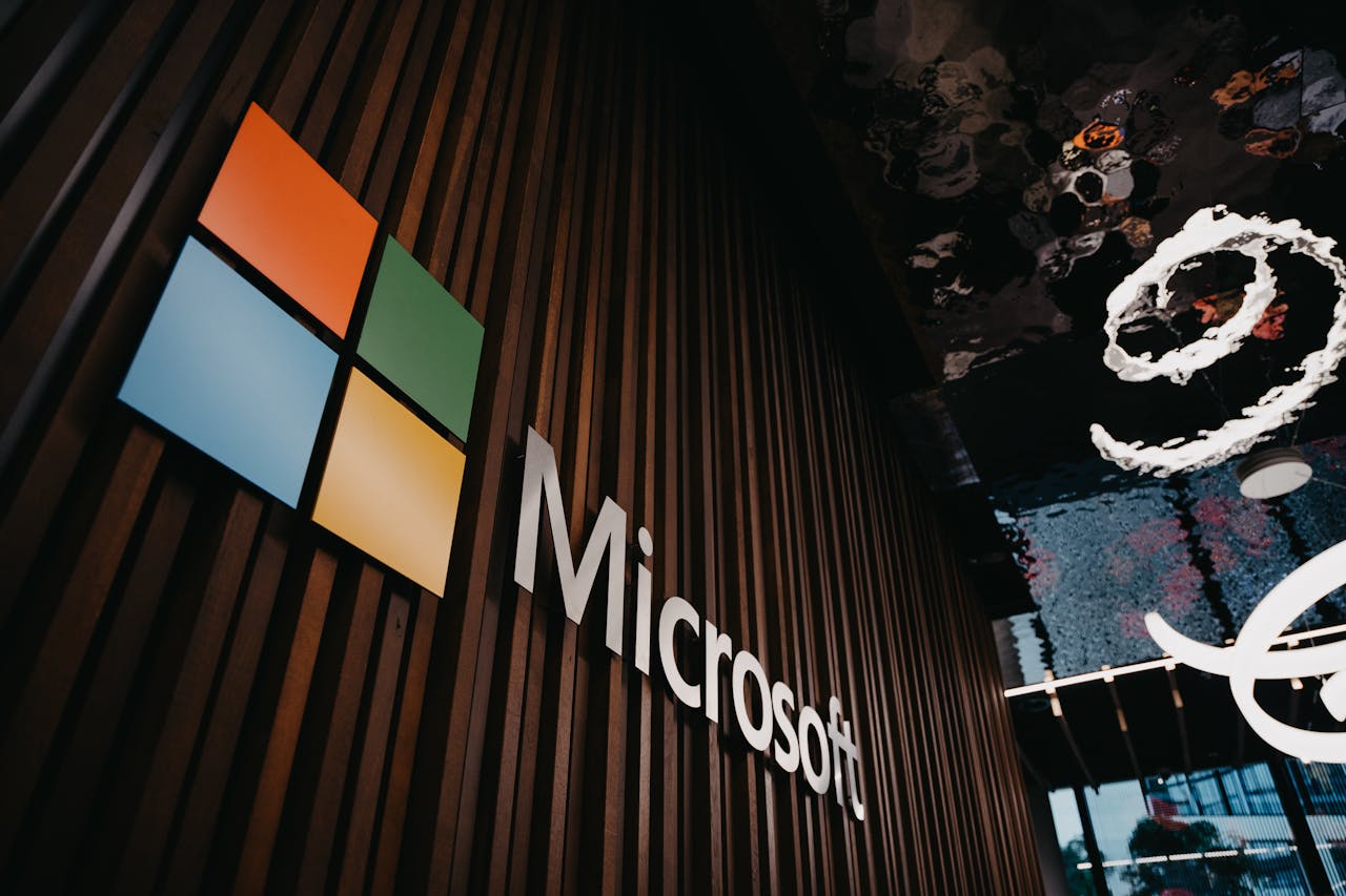 #CNNBits | Microsoft integra los modelos de OpenAI y Anthropic en su inteligencia artificial para maximizar su precisión