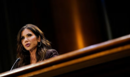 El regalo de despedida de Trump a Kristi Noem: Mandatario insinúa que exsecretaria de Seguridad Nacional mintió bajo juramento