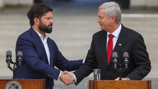 En medio del conflicto en Irán y la polémica por el cable submarino: El último cara a cara entre Boric y Kast antes del cambio de mando