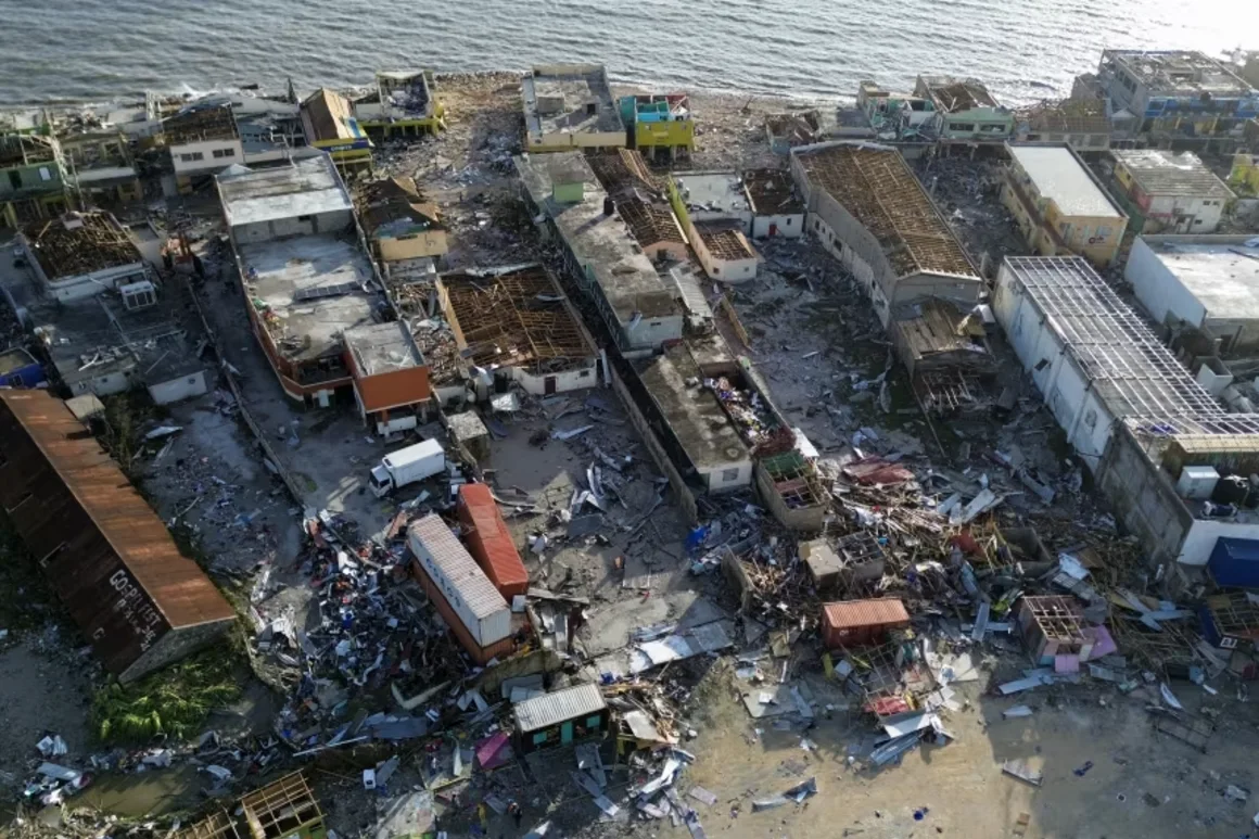 Edificios destruidos tras el paso del huracán Melissa por Black River, Jamaica, en octubre. La tormenta dejó un rastro de destrucción en el Caribe. Ricardo Makyn/AFP/Getty Images