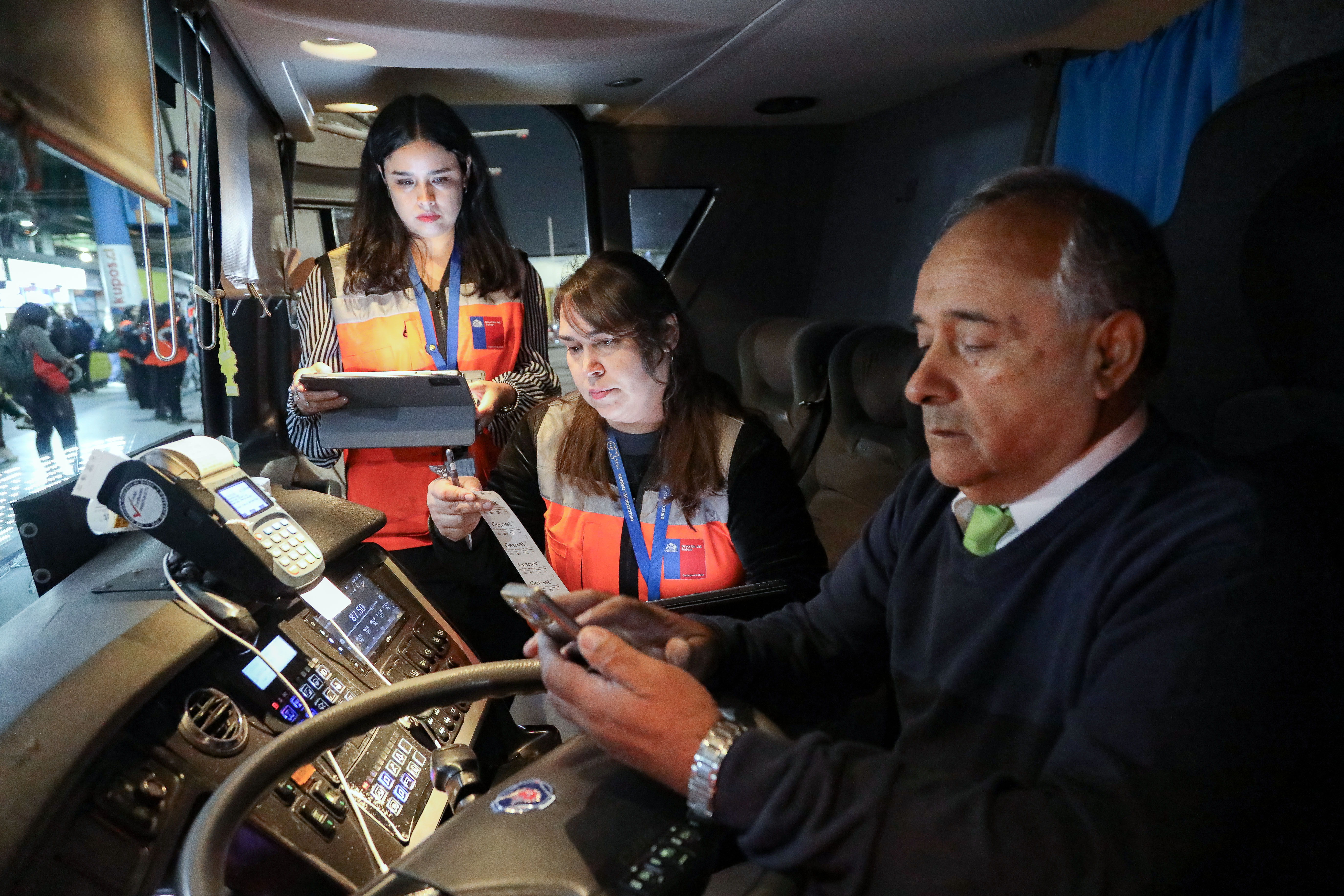 Dirección del Trabajo multa 68 a buses interurbanos por casi $196 millones y suspende a 13 tripulantes durante Semana Santa