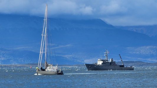 Incautan velero extranjero en Puerto Williams: Hacía viajes turísticos con fines de lucro incumpliendo normativa aduanera
